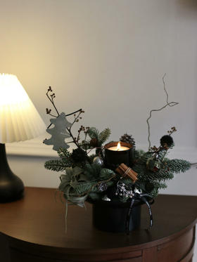 圣诞香薰烛台桌花（鼠尾草、小苍兰、雪松可选）