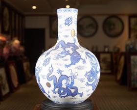 青花翠末蓝点工九龙戏珠天球瓶