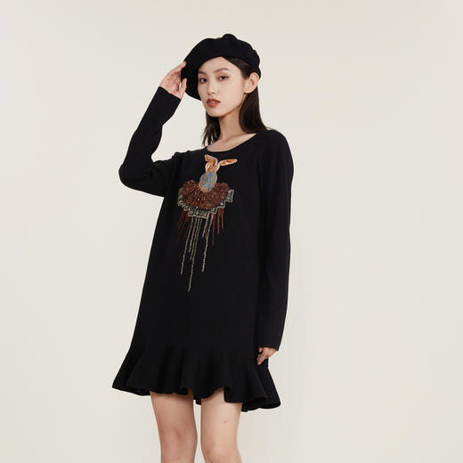 谜底中长款针织衫2022冬新款复古趣味绣花荷叶边连衣裙224MZ1932 商品图1