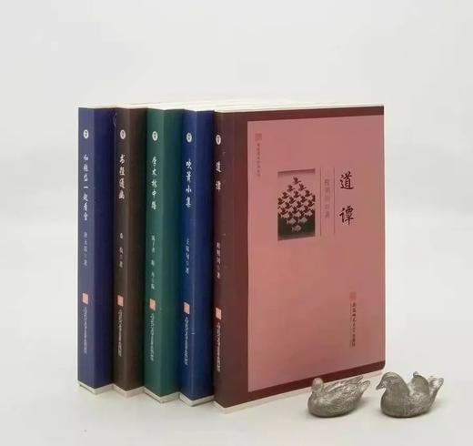 闻道学术作品系列（一套五本）图片借用
 
1，《学术林中路》陈子善,
2，《书径通幽》桑农著,
3，《吹xiao小集》王稼句著,
4,《和张岱一起看雪》唐玉霞著
5,《道谭》程明川著
  商品图0