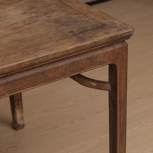 清早期 榉木霸王枨马蹄腿方桌 商品图1