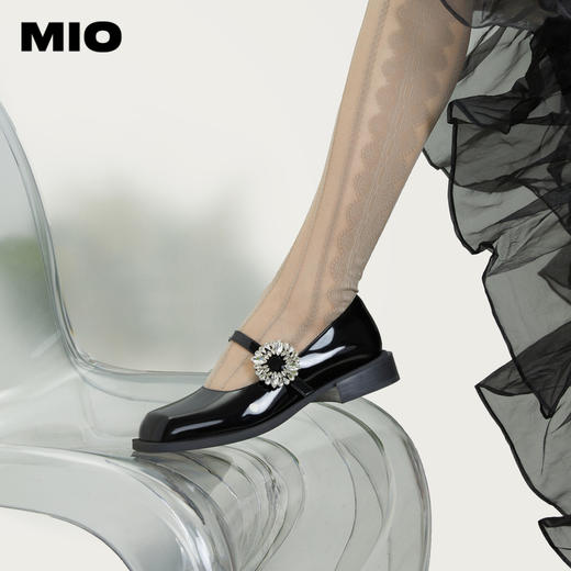 MIO米奥春季英伦风舒适低跟浅口单鞋花朵钻饰甜酷复古玛丽珍女鞋M231430104 商品图0
