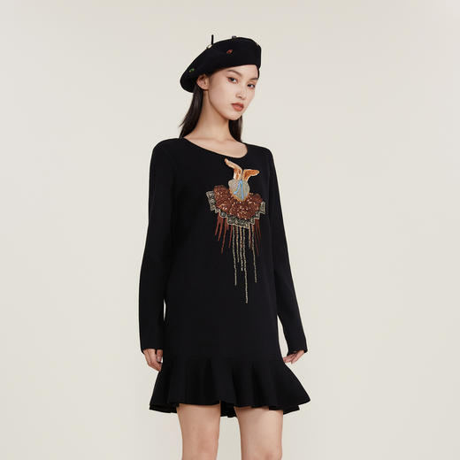 谜底中长款针织衫2022冬新款复古趣味绣花荷叶边连衣裙224MZ1932 商品图3