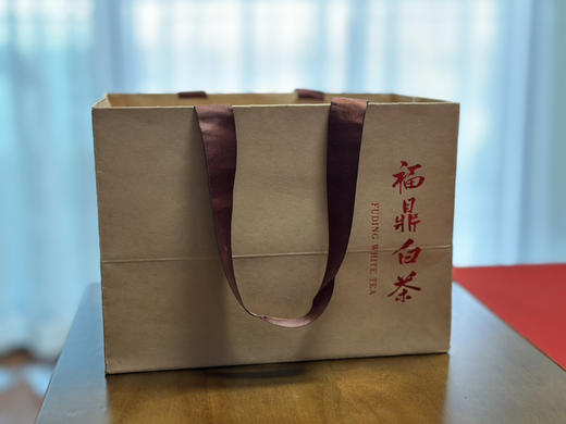 白毫银针（2019年首日针）银白如雪，白毫满披，芽头肥壮似针故称白毫银针。毫香蜜韵，汤色杏黄明亮，滋味清甜醇爽，丝丝沁甜入心脾。白毫银针又享有“茶中女王”“杯中美女”之美称～值得拥有！净含量：200克 商品图3