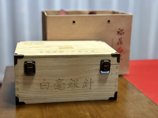 白毫银针（2019年首日针）银白如雪，白毫满披，芽头肥壮似针故称白毫银针。毫香蜜韵，汤色杏黄明亮，滋味清甜醇爽，丝丝沁甜入心脾。白毫银针又享有“茶中女王”“杯中美女”之美称～值得拥有！净含量：200克 商品图7