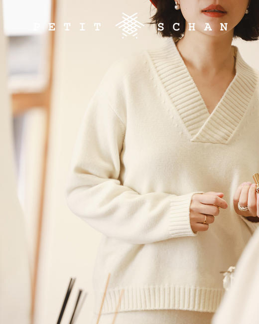 PETIT SCHAN小闪 CLO#168 cloud mind云意 秋冬高端针织系列羊毛羊绒V领落肩廓形上衣/小A型半裙 商品图0