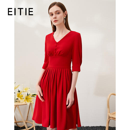 EITIE爱特爱春新款复古V领高腰时尚显瘦百褶泡泡袖红色连衣裙A2307101 商品图0