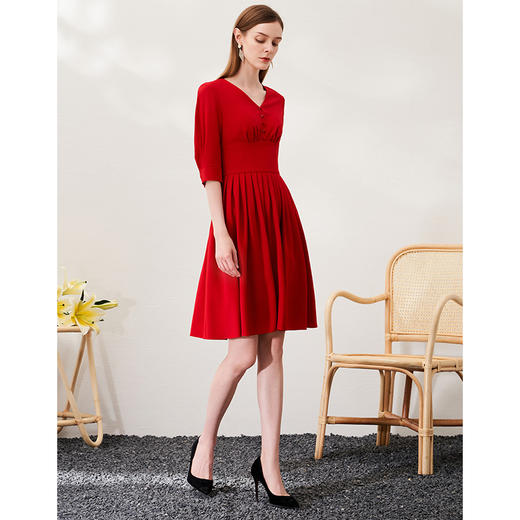EITIE爱特爱春新款复古V领高腰时尚显瘦百褶泡泡袖红色连衣裙A2307101 商品图2