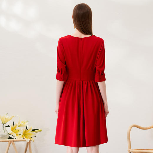EITIE爱特爱春新款复古V领高腰时尚显瘦百褶泡泡袖红色连衣裙A2307101 商品图3