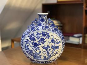 柴窑缠枝莲开窗花卉抱月瓶