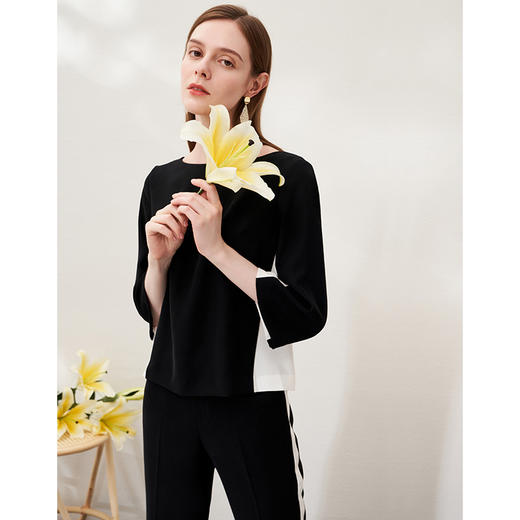 EITIE爱特爱春新款时尚一字领撞色七分袖通勤直筒宽松T恤上衣A2313103 商品图3