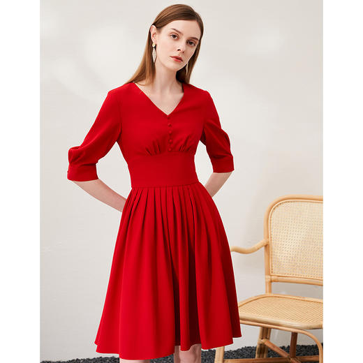 EITIE爱特爱春新款复古V领高腰时尚显瘦百褶泡泡袖红色连衣裙A2307101 商品图1