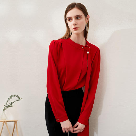 EITIE爱特爱春新款气质通勤复古直筒显瘦优雅飘带红色衫A2313101 商品图1