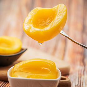 新鲜黄桃罐头，吃出黄桃浓浓的果味与鲜嫰感