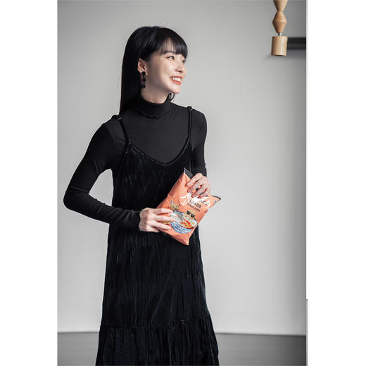 鹿向南黑色丝绒吊带连衣裙女2022秋冬法式褶皱气质中长款内搭裙子 商品图2