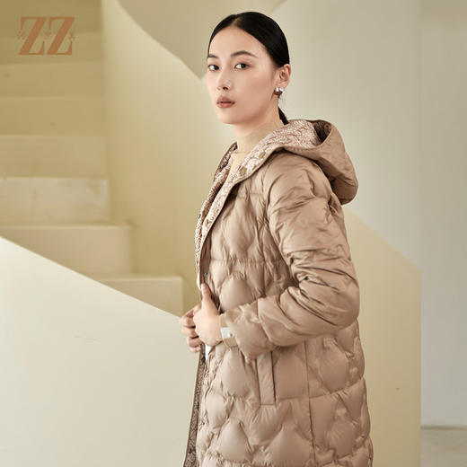 佐尔美2022冬季新款 简约气质菱形格连帽中长款羽绒服女E24YY18 商品图3