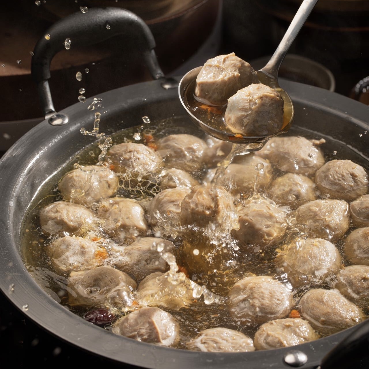 潮汕牛肉丸、每一口都足够弹牙劲道，肉味十足，鲜、脆、嫩、香、弹、色泽油润，肉质紧实又嫩滑，牛肉风味醇厚，鲜香味美