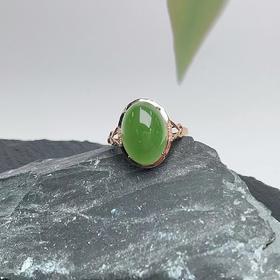 18K金镶碧玉戒指-蛋面V字托