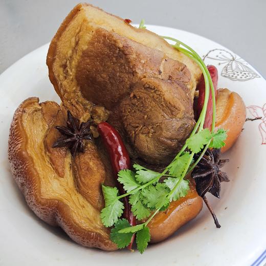 【地道风味丨东府大荔卤肉/带把肘子礼盒】采用新鲜猪肉/肘肉，放入二十多种秘制料的百年老汤卤汁内浸泡和炖煮，肉质鲜香扑鼻，肥而不腻，瘦而不柴咸香适口，每一种都是味蕾的新体验 商品图4