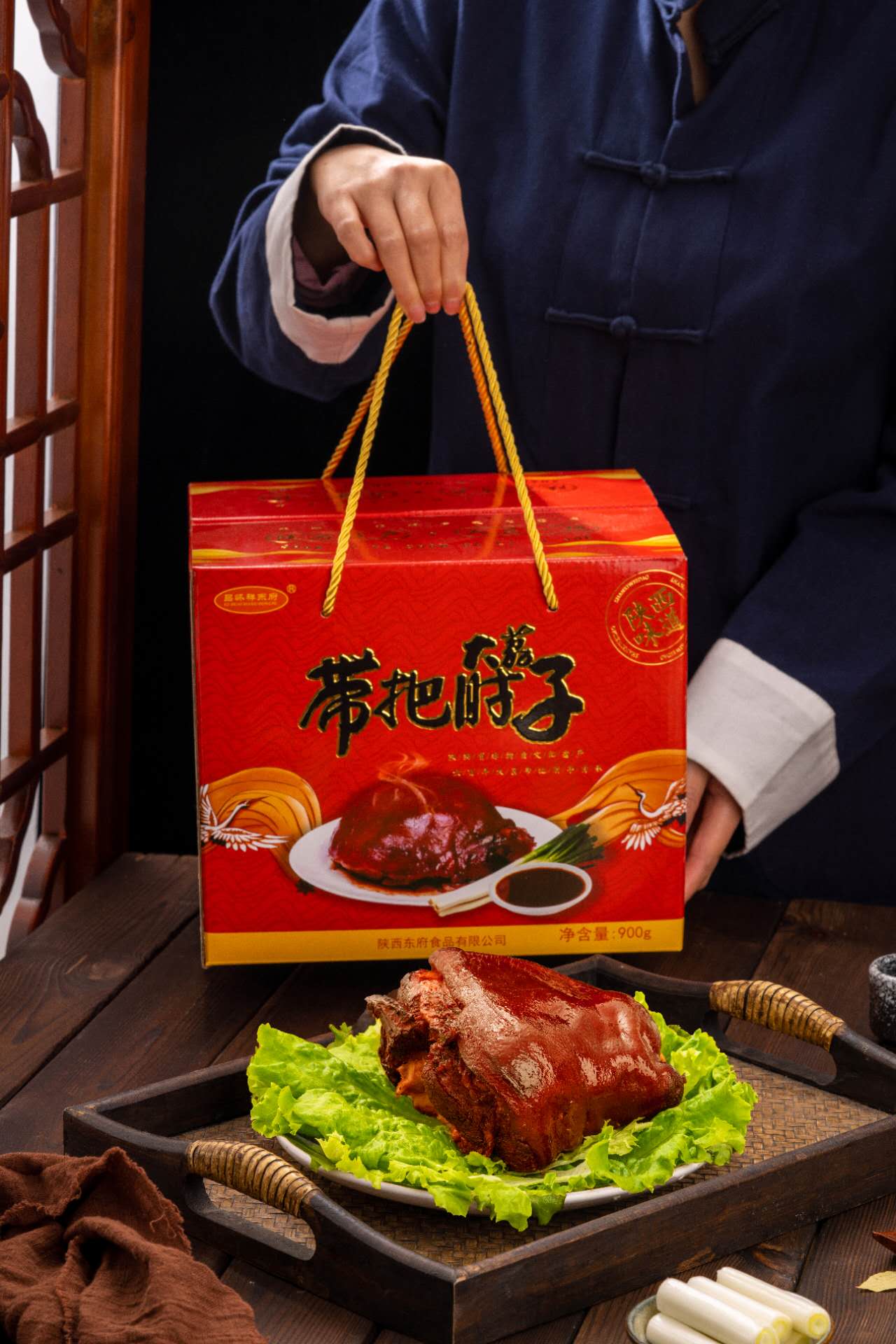 【地道风味丨东府大荔卤肉/带把肘子礼盒】采用新鲜猪肉/肘肉，放入二十多种秘制料的百年老汤卤汁内浸泡和炖煮，肉质鲜香扑鼻，肥而不腻，瘦而不柴咸香适口，每一种都是味蕾的新体验