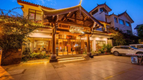 云南避暑 旅居丽江古城：丽江花马君亭酒店￥749起/单人3晚旅居度假，另还有6晚/14晚/29晚可选，2人起订，毗邻古城，坐落古城区花马街黄金地段