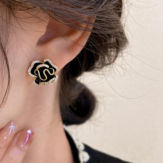 JU-AB-31黑色山茶花复古耳环温柔气质感耳钉简约百搭满钻耳坠耳饰 商品图1