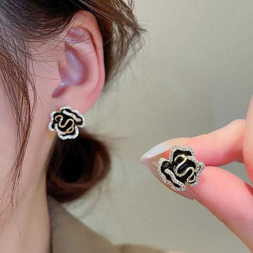 JU-AB-31黑色山茶花复古耳环温柔气质感耳钉简约百搭满钻耳坠耳饰 商品图0