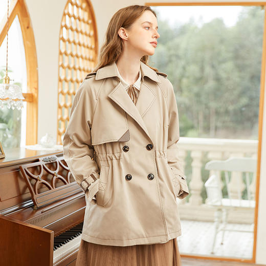 famecoco范可儿短款双排扣风衣女春季西装领插肩袖外套FAB1AA006 商品图1