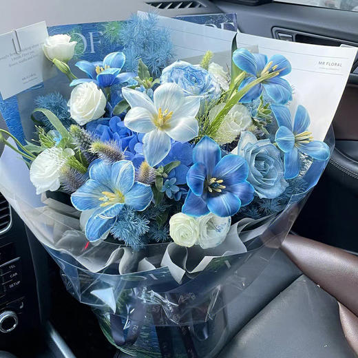蓝色月光--蓝色系吸色郁金香玫瑰混搭花束 商品图2