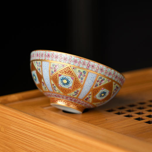 粉彩描金敦煌花卉纹普洱杯 商品图1