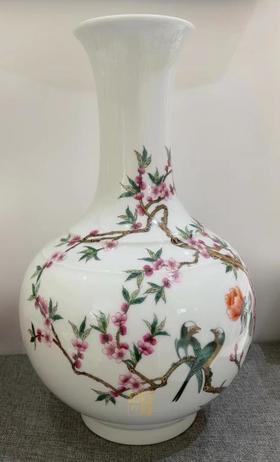 粉彩春满乾坤赏瓶