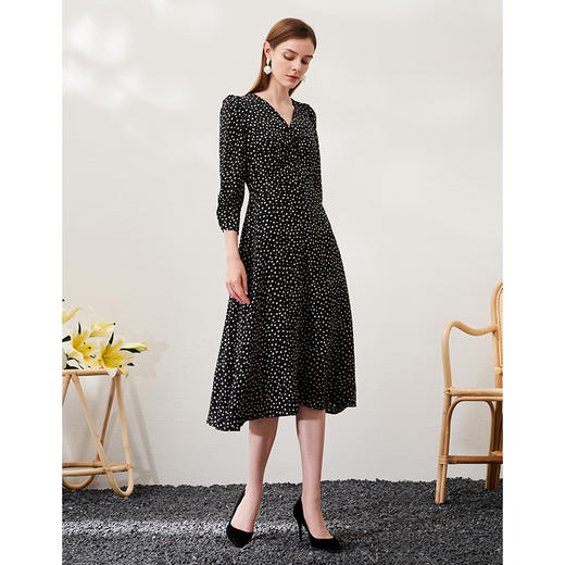 EITIE爱特爱春季新款高腰气质优雅V领印花连衣裙6907611 商品图3