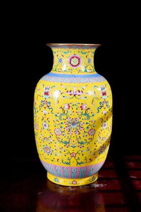 帝王黄地扎道珐琅彩缠枝莲纹如意瓶