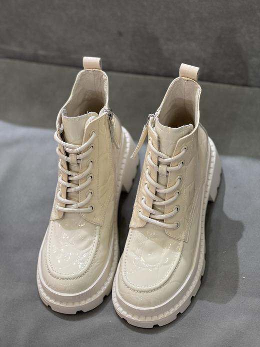 IUIU SECOND 新款减龄方圆头亮面厚底马丁靴U21DS44571 商品图3