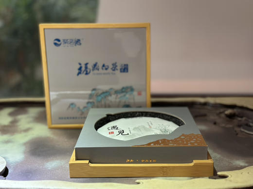 老白茶｜遇见·岁藏贡眉（2007年）聚茗缘岁藏珍藏年份老白茶，饼形完整俊美，饼面红褐银毫显，枣香、药香、木质香、蜜香、陈香醇厚，汤色红艳，口感绵稠，滋味甜醇～斯人若彩虹，遇见方知有！净含量：350克 商品图5