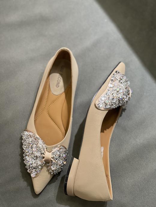 IUIU SECOND 2023新款尖头闪闪蝴蝶结钻扣平底浅口单鞋U23AE12371 商品图3