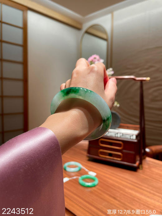 2243512，冰艳绿飘翠手镯，圈口55.0。具体价格微信咨询 商品图4