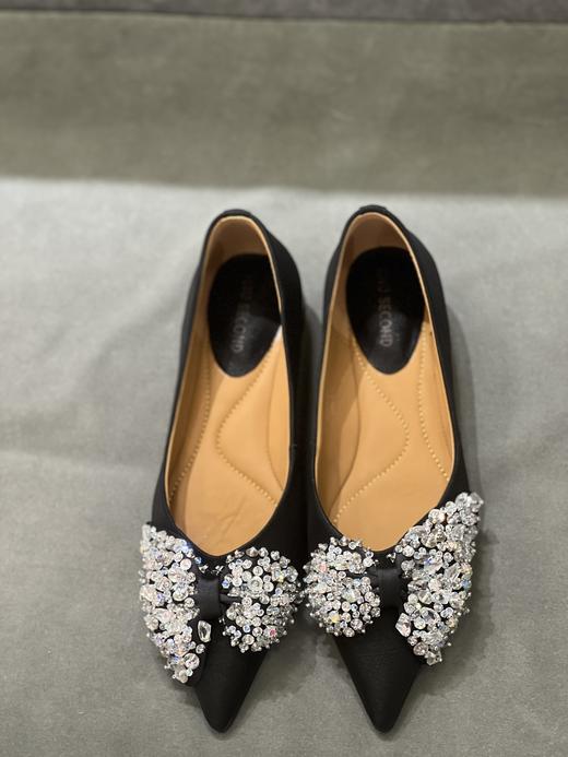 IUIU SECOND 2023新款尖头闪闪蝴蝶结钻扣平底浅口单鞋U23AE12371 商品图4