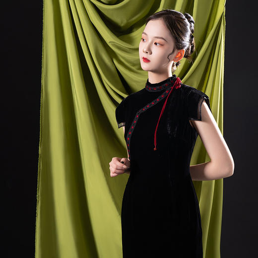 荷言HEHEN纯手工定制 夜未央  黑色百分真丝丝绒复古筒子领特色拼接袖细带改良旗袍裙 商品图1