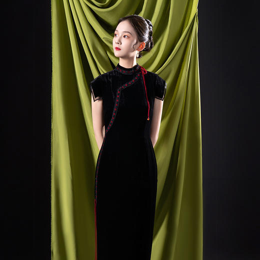 荷言HEHEN纯手工定制 夜未央  黑色百分真丝丝绒复古筒子领特色拼接袖细带改良旗袍裙 商品图0