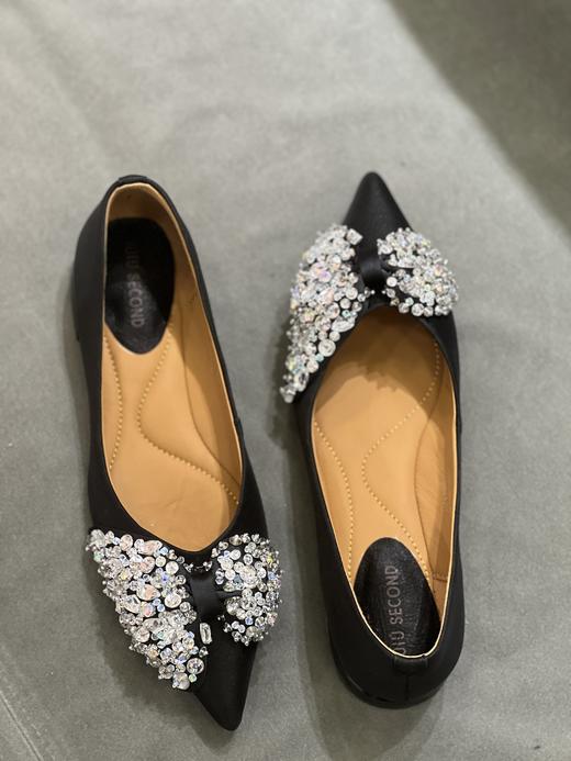 IUIU SECOND 2023新款尖头闪闪蝴蝶结钻扣平底浅口单鞋U23AE12371 商品图5