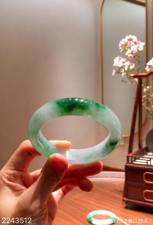2243512，冰艳绿飘翠手镯，圈口55.0。具体价格微信咨询 商品图1