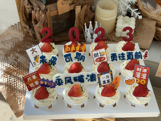 2024，乘风破浪、勇往直前。杯子蛋糕。12杯一组，每杯一颗新鲜草莓夹心，入口即化的安心动物奶油 商品图5