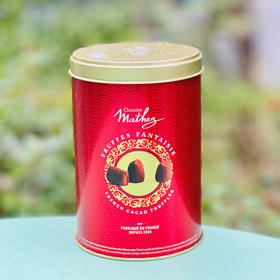 法国摩太紫松露巧克力 口感细腻香醇，丝丝浓滑。外 表沾上可可粉，先品尝到的是纯可可粉的苦涩， 接着你会咬破微脆的巧克力壳， 是混合了淡奶油以及淡淡朗姆香气的香滑巧克力~