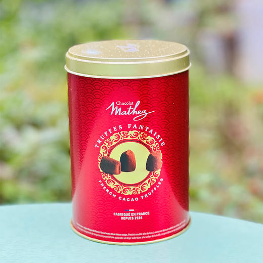 法国摩太紫松露巧克力 口感细腻香醇，丝丝浓滑。外 表沾上可可粉，先品尝到的是纯可可粉的苦涩， 接着你会咬破微脆的巧克力壳， 是混合了淡奶油以及淡淡朗姆香气的香滑巧克力~ 商品图0