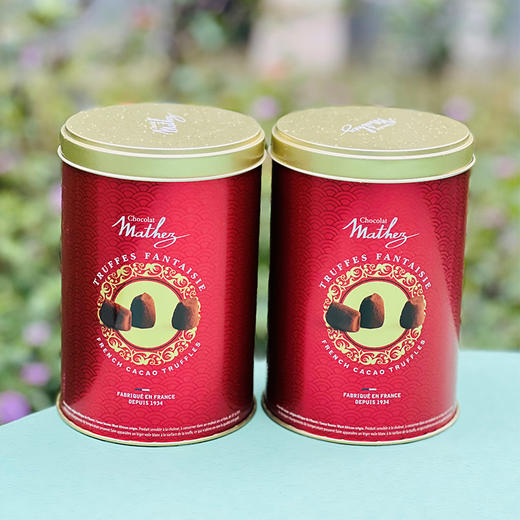 法国摩太紫松露巧克力 口感细腻香醇，丝丝浓滑。外 表沾上可可粉，先品尝到的是纯可可粉的苦涩， 接着你会咬破微脆的巧克力壳， 是混合了淡奶油以及淡淡朗姆香气的香滑巧克力~ 商品图3