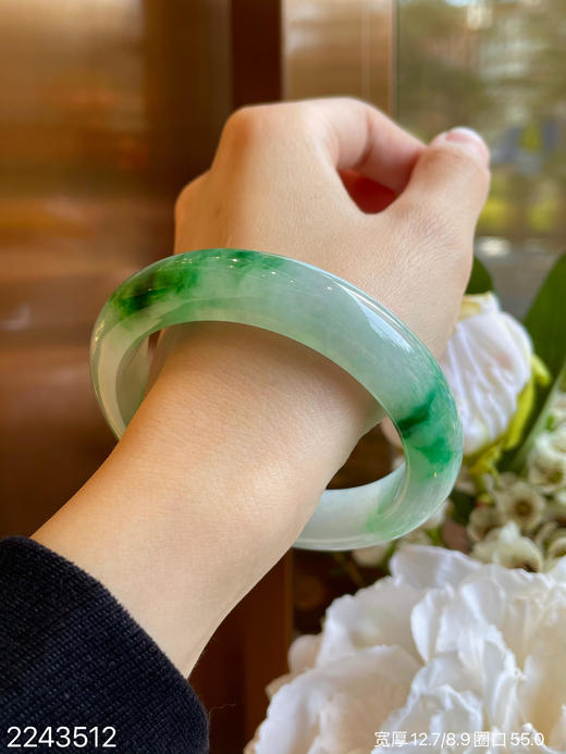 2243512，冰艳绿飘翠手镯，圈口55.0。具体价格微信咨询 商品图3