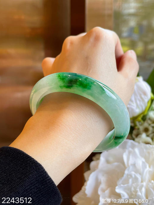 2243512，冰艳绿飘翠手镯，圈口55.0。具体价格微信咨询 商品图5