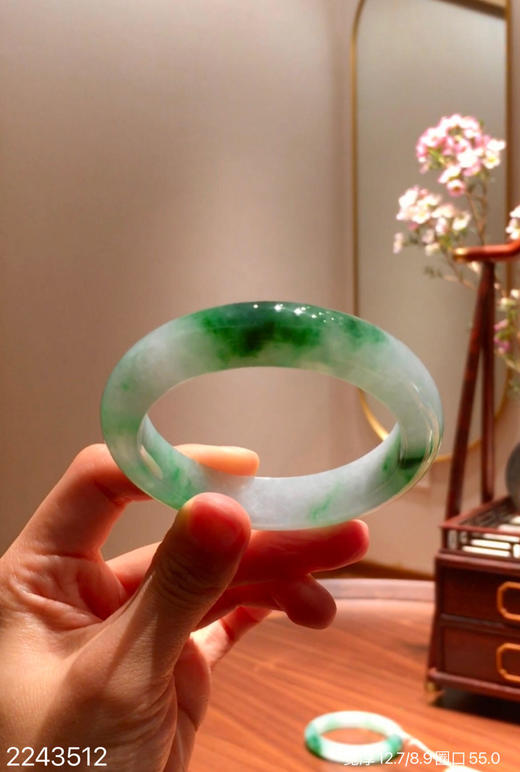 2243512，冰艳绿飘翠手镯，圈口55.0。具体价格微信咨询 商品图7