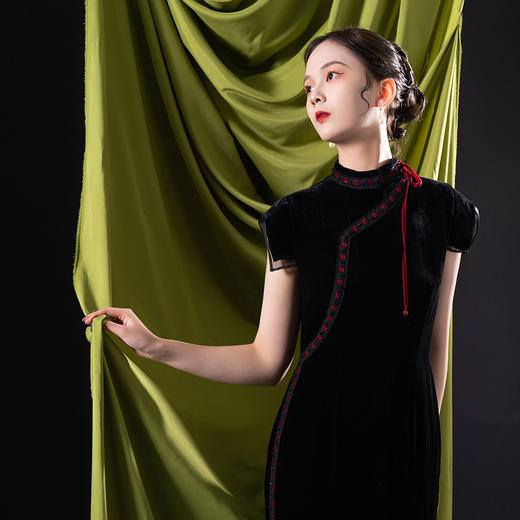 荷言HEHEN纯手工定制 夜未央  黑色百分真丝丝绒复古筒子领特色拼接袖细带改良旗袍裙 商品图2